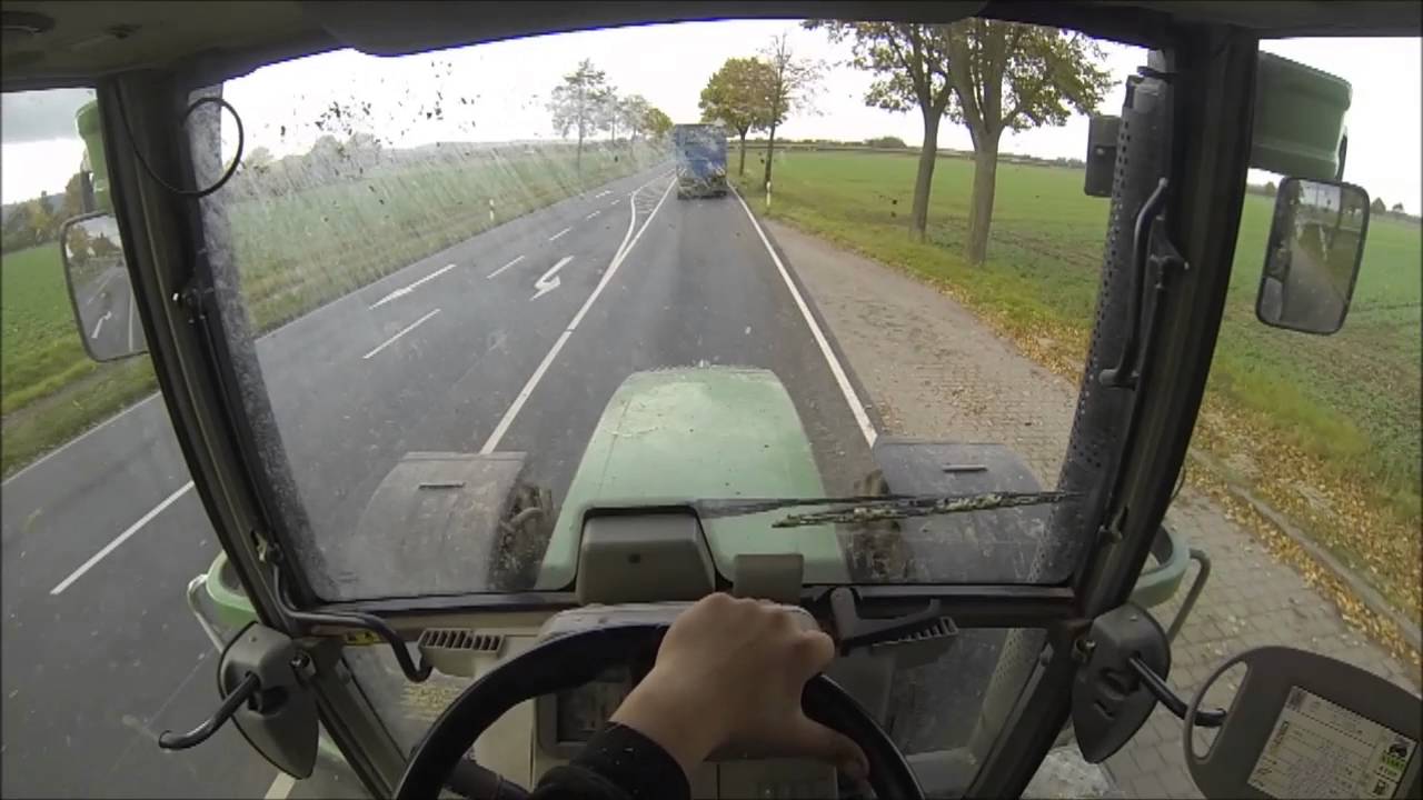 Fendt 820 mit Hawe und Bergmann beim Maishäckseln 2015 Kabinensicht