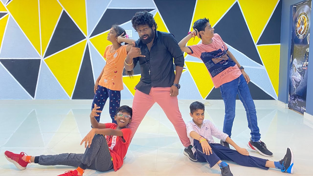 Raghu Dance Institute 🌟 Narasapalle Trending Chiranjeevi Song 💃🥳 RDI Chandanagar 8686841215
