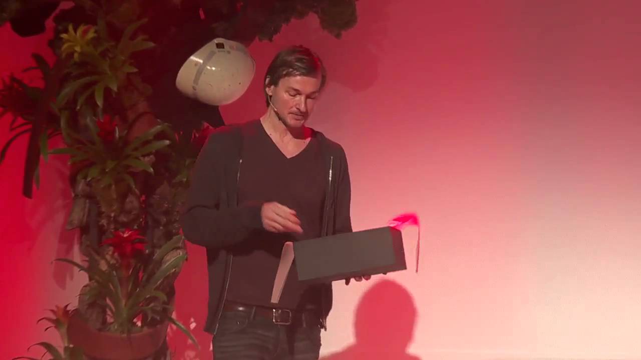 Floris van Bommel presenteert de brandweersneaker