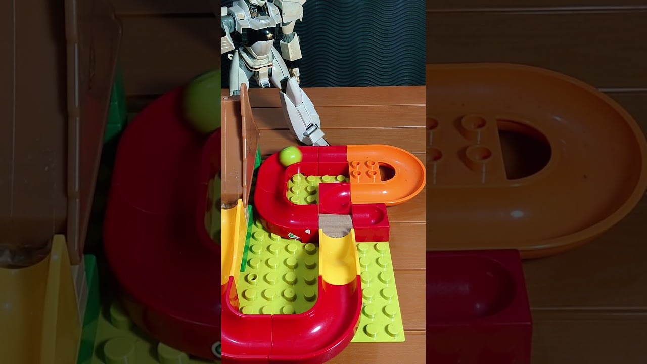 Patlabor Gioca con la Pista di Biglie: Stopmotion Epico! | Patlabor Joue au Circuit de Billes