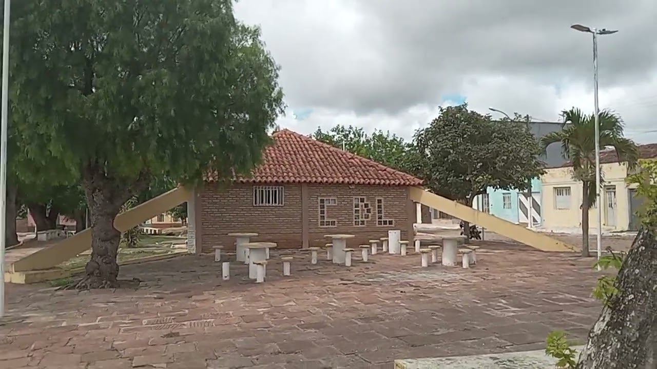 Manhã de terça feira, praça da pirâmide 