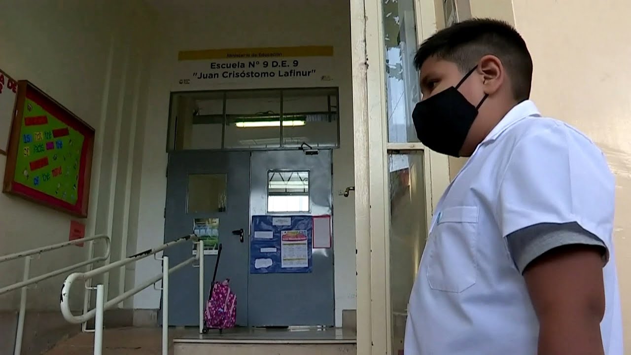 La escuela argentina aún arrastra los efectos del confinamiento de 2020 (C)