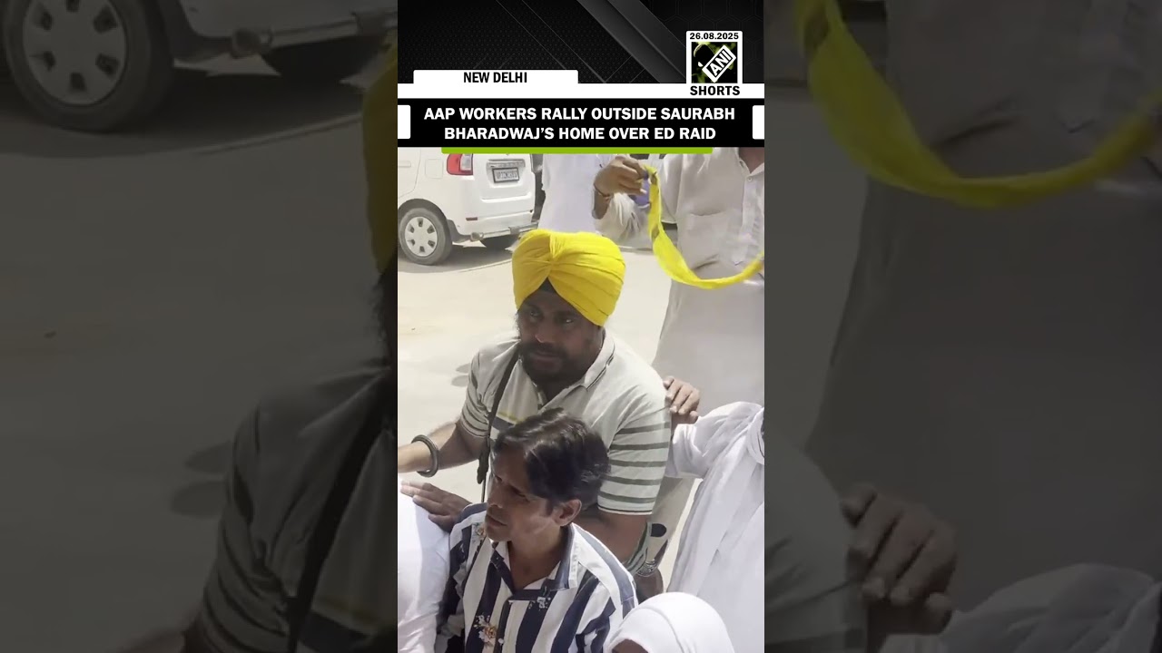 AAP Workers Stage Demonstration Against ED Raid on leader Saurabh Bharadwaj&rsquo;s House