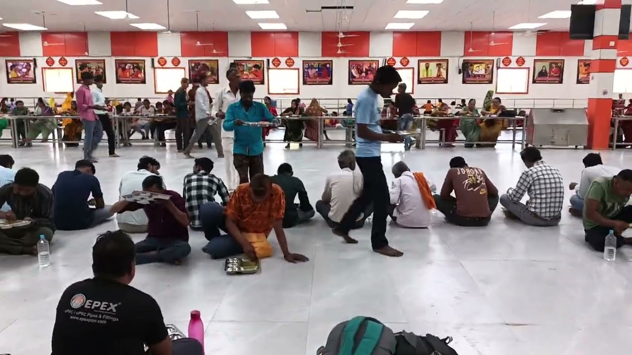 बागेश्वर धाम अन्नपूर्णा प्रसाद में भक्तों ने किया भोजन | हजारों श्रद्धालुओं ने पाया प्रसाद