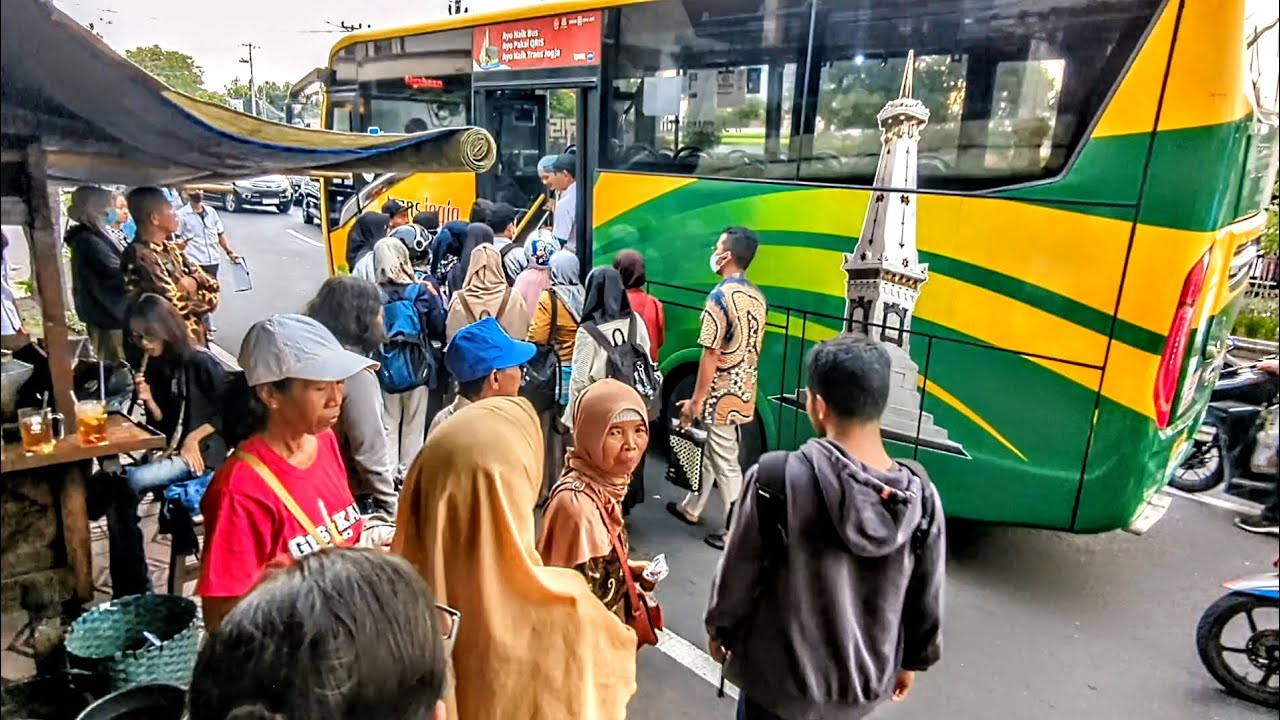 LIBUR TELAH TIBA, PENUMPANG TRANS JOGJA MEMBLUDAK??? PETUGAS HALTE KEWALAHAN!!