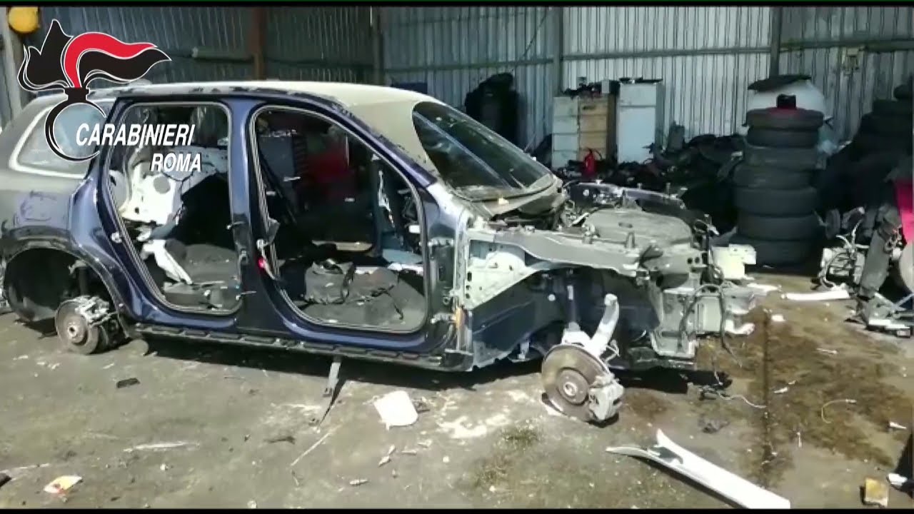 Riciclavano auto rubate in autodemolitore, arrestati a Roma