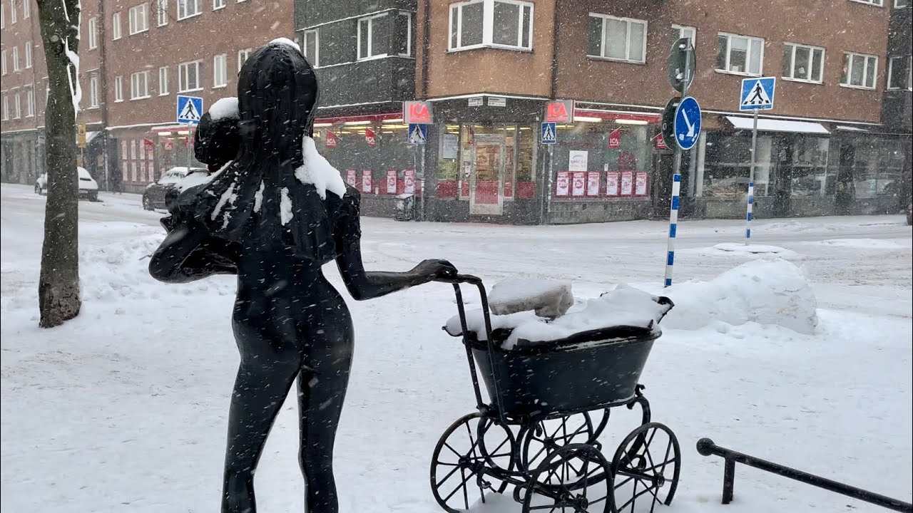 Stockholm Walks: Katarina bangata - Blekingegatan. Everyday street life of S&ouml;dermalm in the snow.
