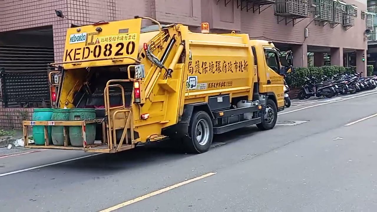 （2026/1/5拍攝）新北市三重區垃圾車KED-0820壓縮畫面
