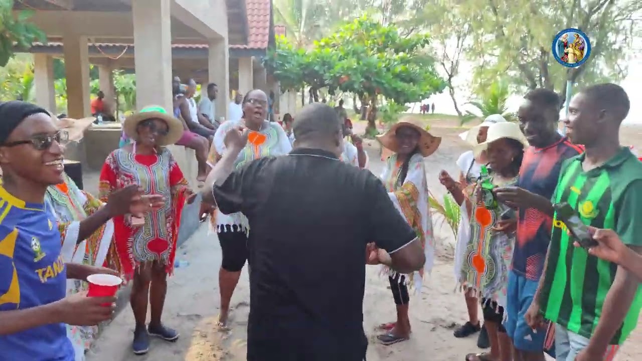 Tazama Wanakwaya wa Kwaya ya Familia Takattifu wakiselebuka kwa Mziki Mzuri Beach