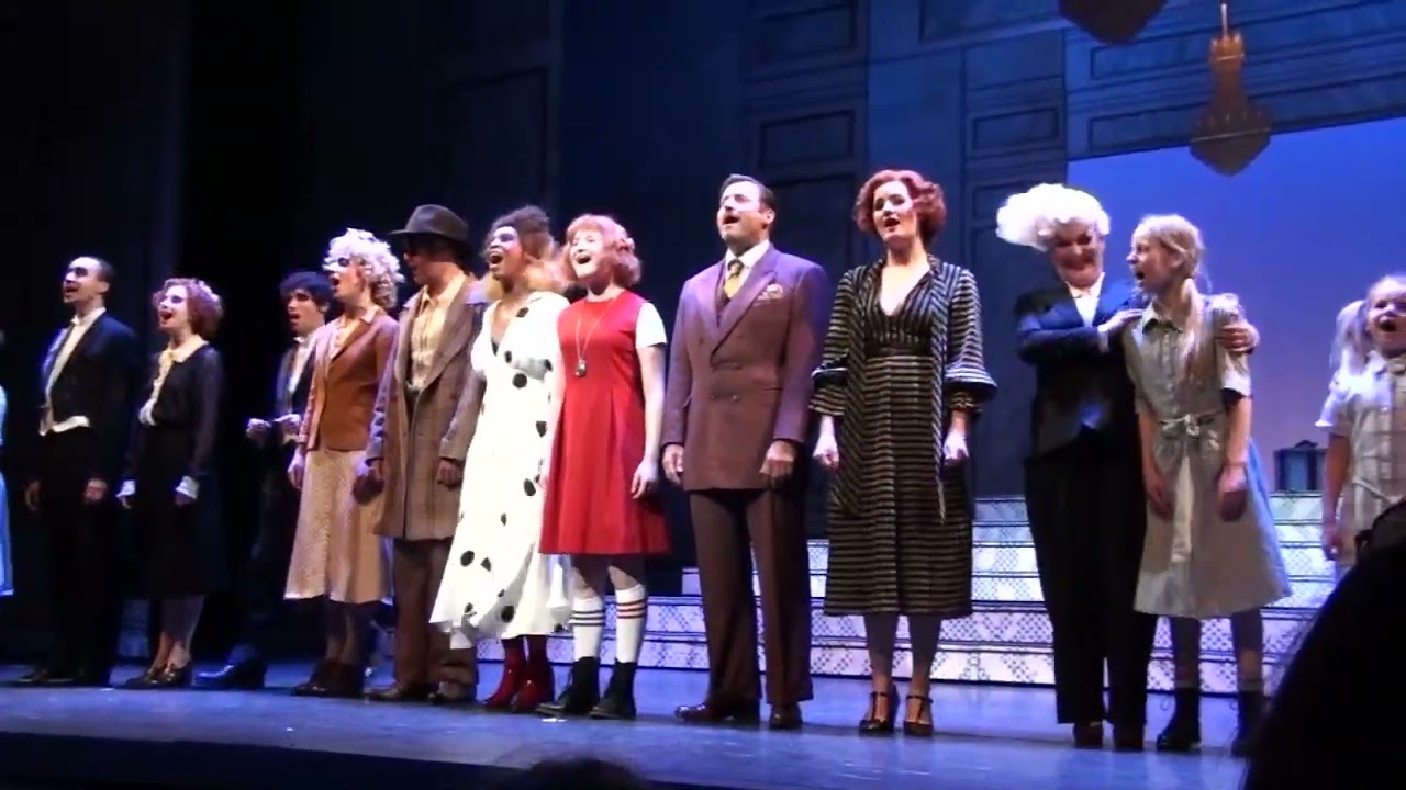 Allerlaatste slotapplaus van Annie de musical - 8 mei 2022