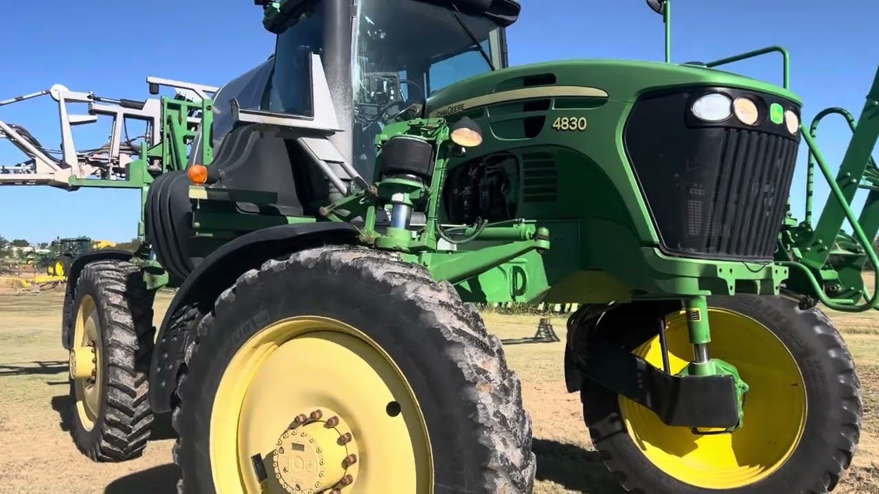 John Deere 4830 self-propelled sprayer ￼
