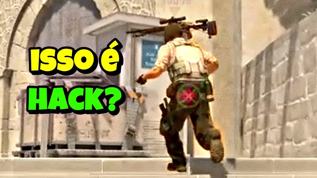 o cara segurando a scout com a cabe&ccedil;a