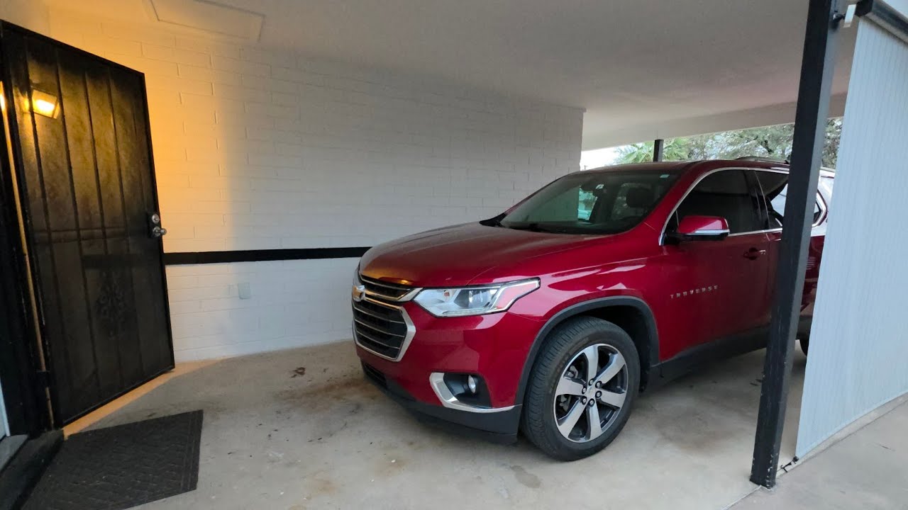 Как заменить передние тормозные диски и колодки на Chevrolet Traverse 3.6 2020 года.