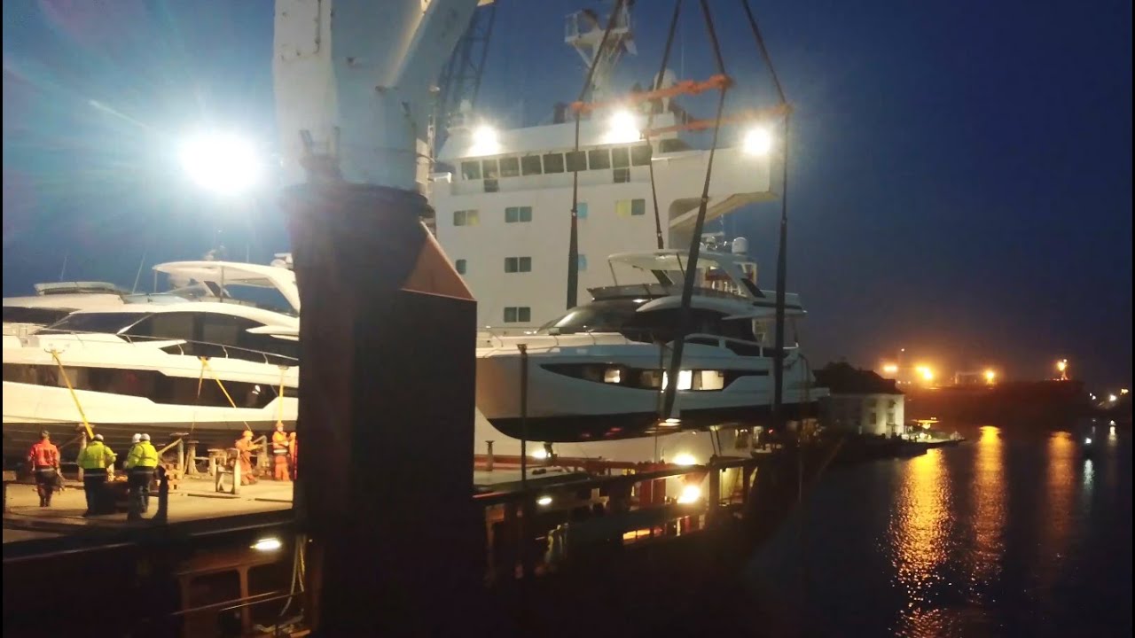 Loading of Galeon yachts by Sevenstar