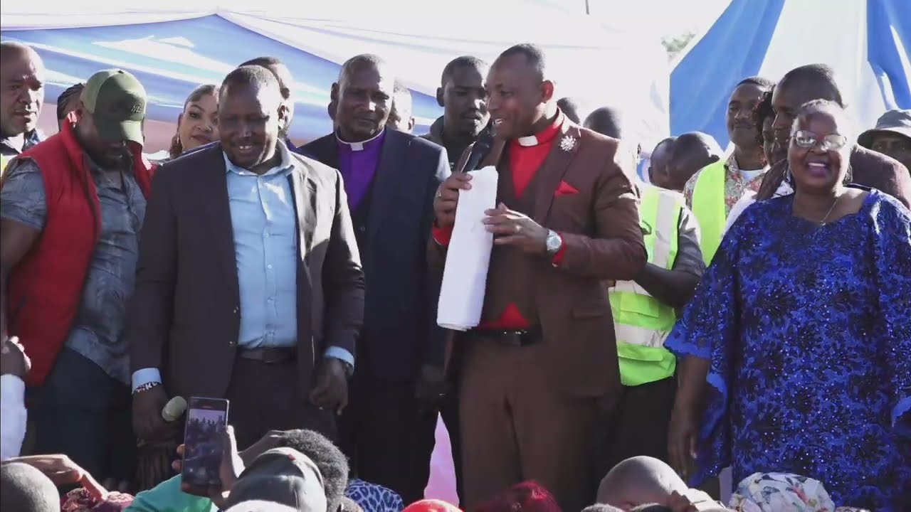 Bishop Ben and political leaders helps shoshos acquire christmas gifts