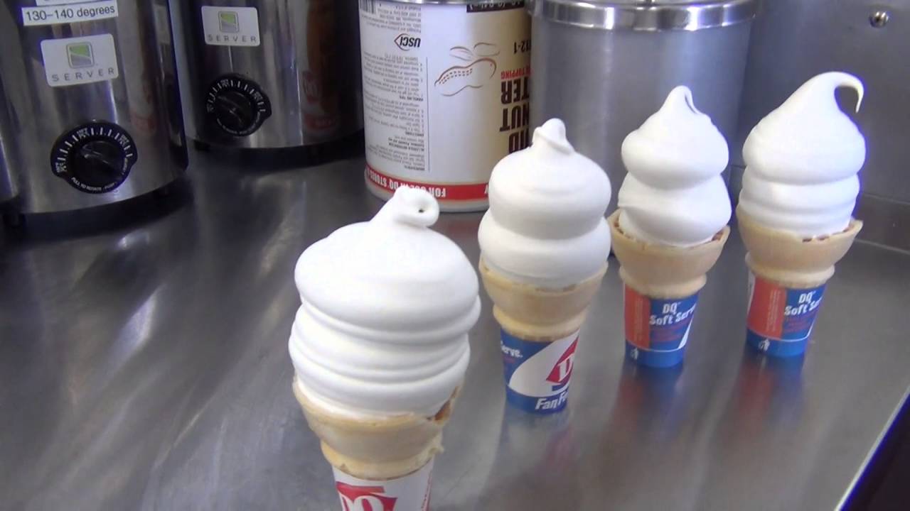 Команда MIX Crew учится делать глазированные рожки вручную в Dairy Queen