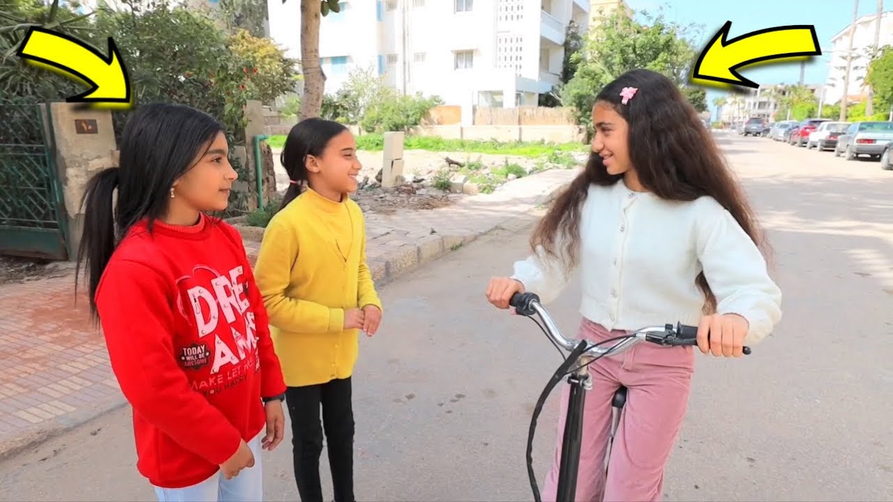 بنت صغيرة تلعب مع صحبتها - شوف حصل اية !!