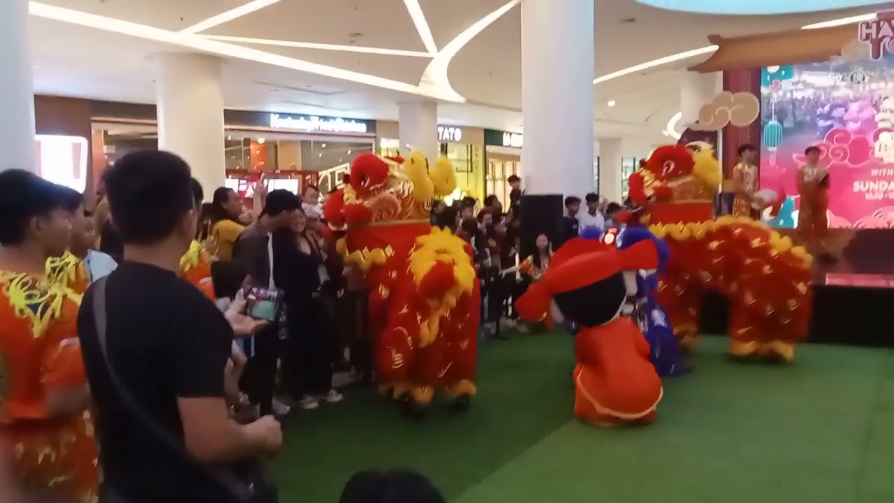 Acara atraksi tradisional barongsai gbs perfrmnce di center atrium gaia bumi raya city mall 