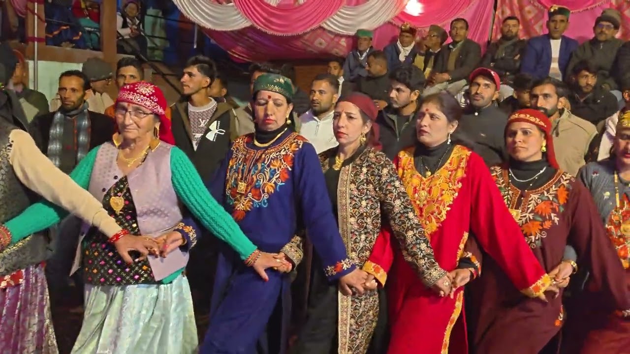 ग्राम खरोडा में अर्जुन डिमरी  जी की शादी मे हिमाचल  बारातियों द्वारा  हारून नित्य  डांस 