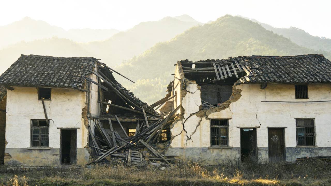 A man spent $8,000 buying a dilapidated ruin and transformed it into a super luxurious mansion.