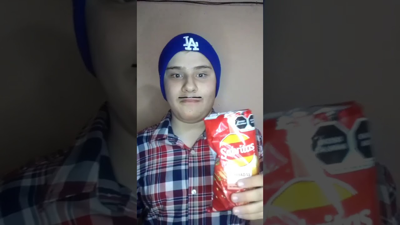 broma a mi hermano menor le quit&eacute; sus papitas🍟#shorts