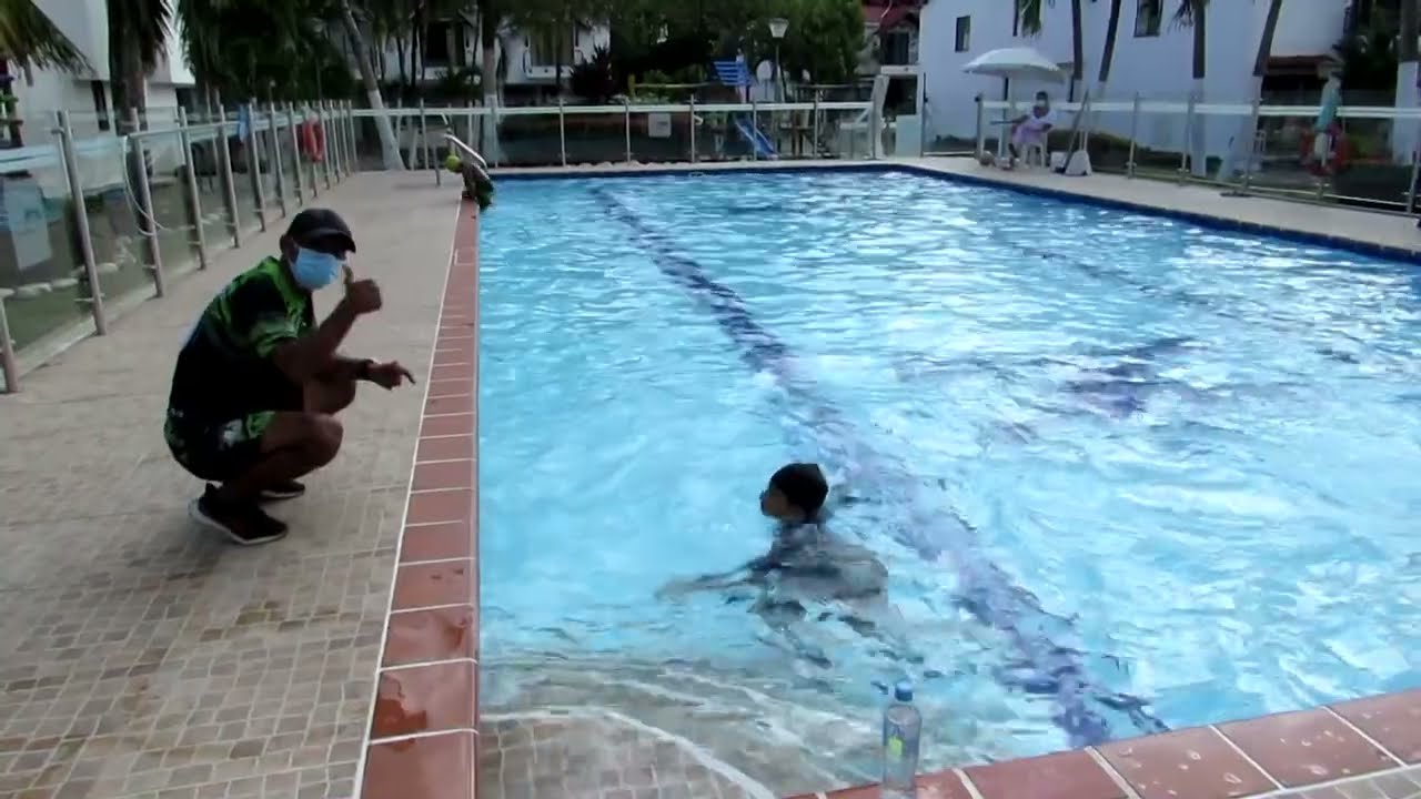 clase de futbol en piscina parte 2