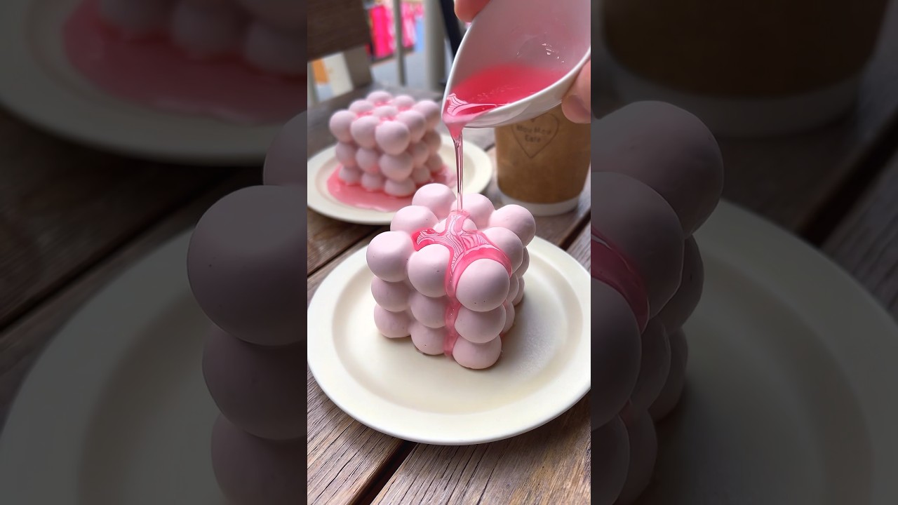 不思議な形のチーズケーキ🧀お好みで薔薇のシロップをかけて味変できるようになってた！ 
