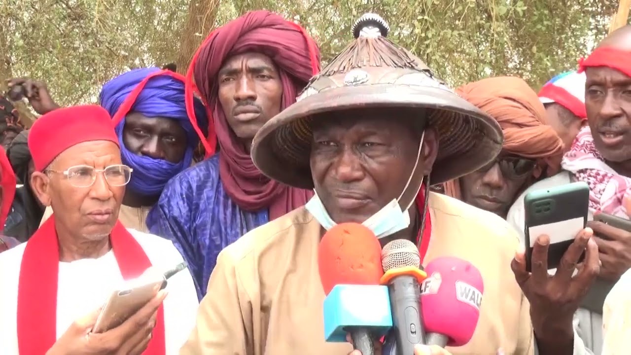 Des brassards rouges au Foirail de Dahra Djoloff.