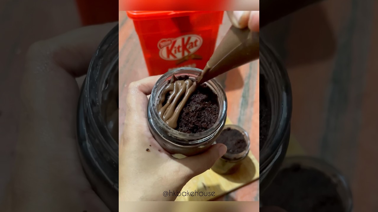 🍩Quick & Easy KitKat Cake Jar🍫#cake #kitkat #dessert #shorts #viral #youtubeshorts