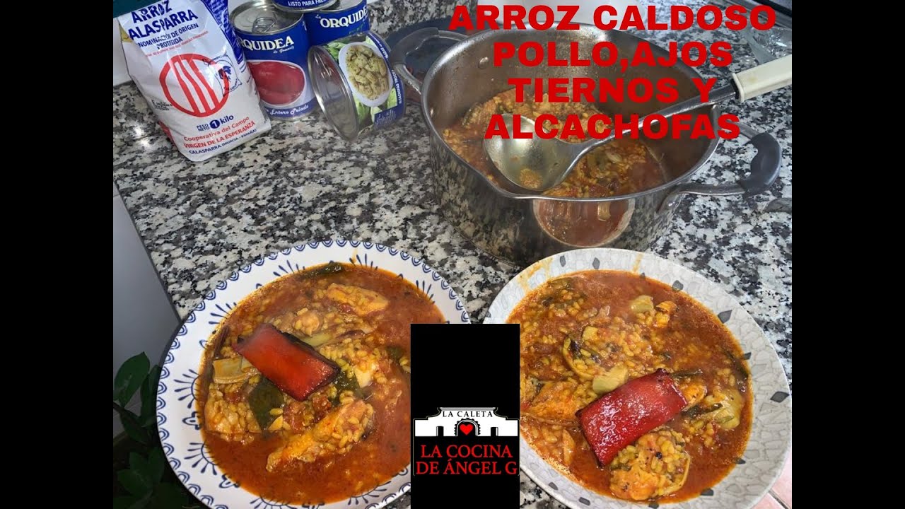 Arroz caldoso o meloso pollo ajos tiernos y alcachofas