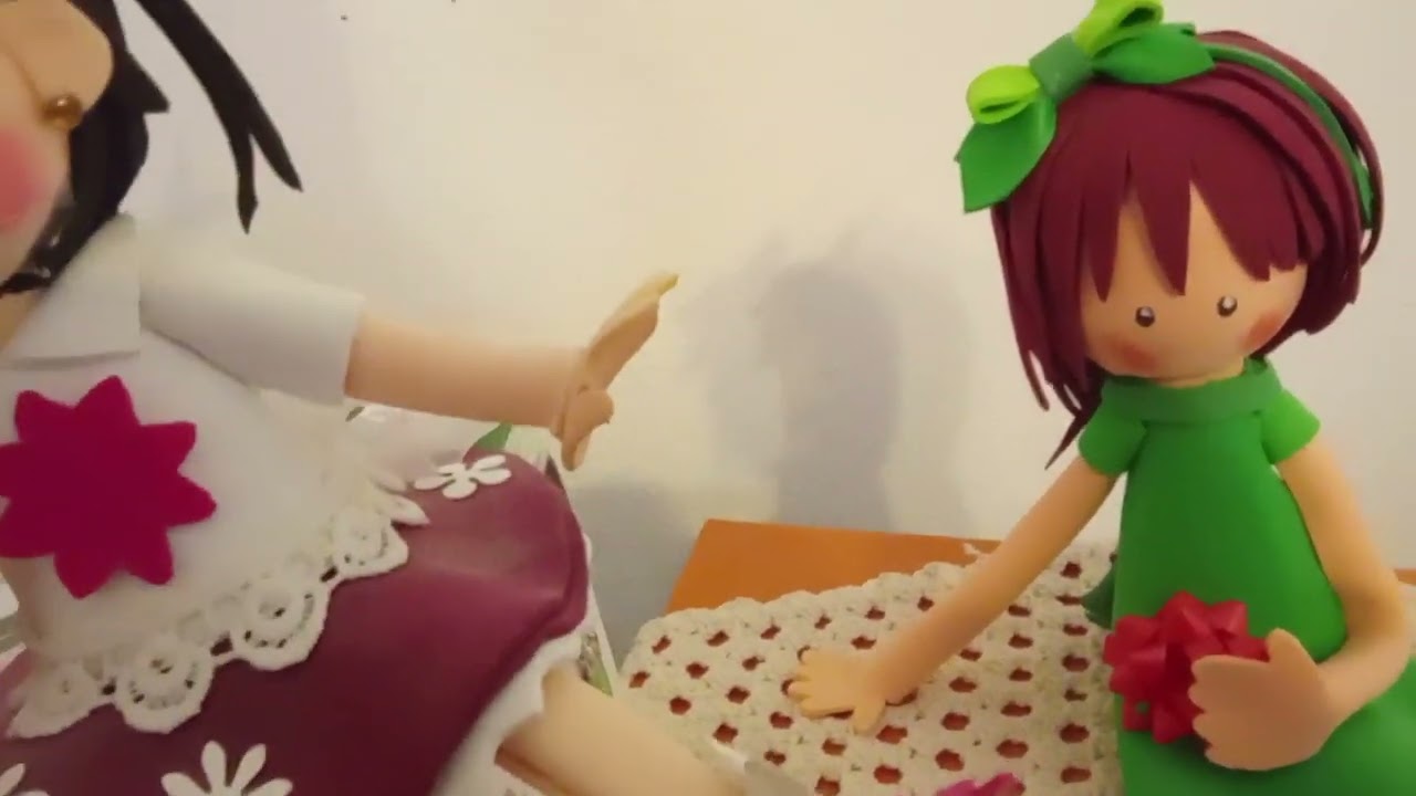 Fofuchas sentadas en cajas.