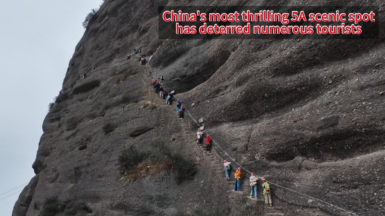 剑门关，中国最惊险刺激的5A级景区，始建于1800年前，由诸葛亮督造。它在历史上从未被正面攻破。这座&ldquo;天下第一险关&rdquo;，纵使面对千军万马也固若金汤，却有一条狭窄小道，让无数勇者望而生畏。