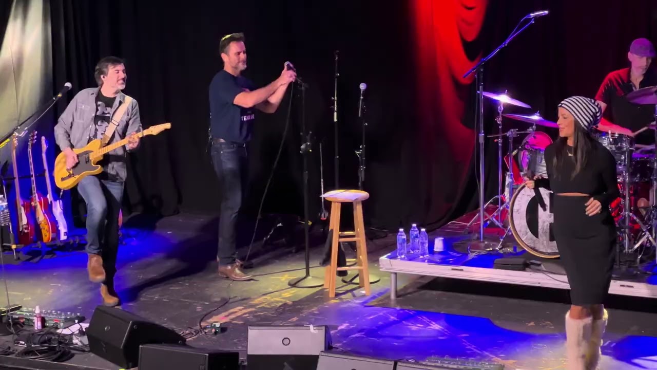 Charles Esten & Sara Evans //Suds in the Bucket