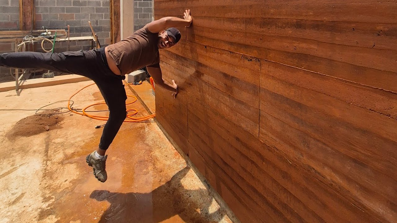 Primeira parede em Taipa De Pilão ( Rammed Earth ) casa sustentável passiva