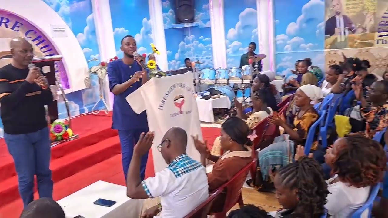 Huyu n mzee wetu wa kanisa mzee jambo patron wetu alikua anatoa shukurani juu ya mapokeze ya mtoto