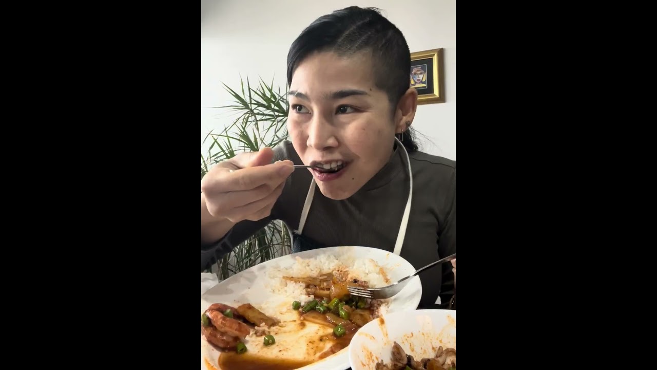 ผัดพริกแกงที่จริงใจใส่หนวดหมึกกุ้งแล้วคือข้าวร้อนจริงๆข้าวร้อนๆ