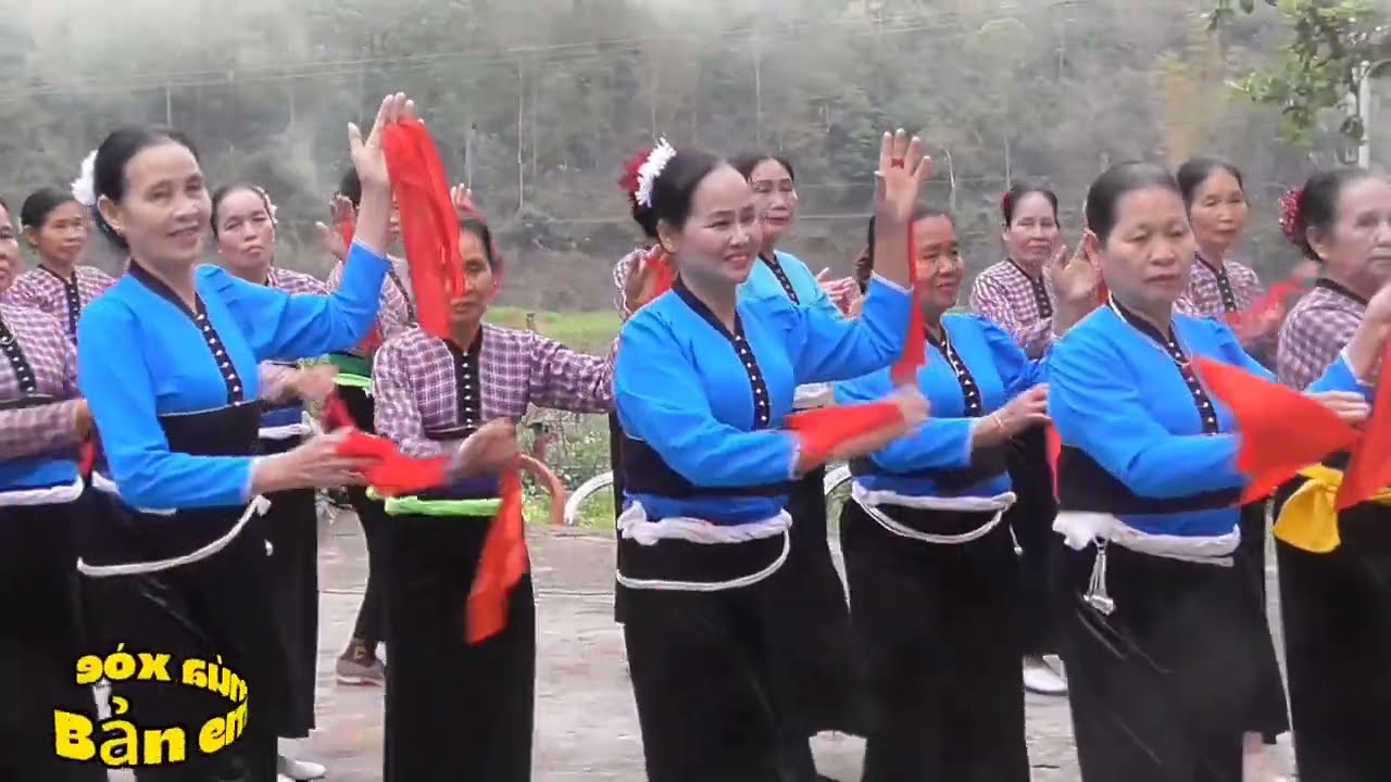 Hội cao tuổi bản Lìn múa xòe vui xuân năm mới 2026.