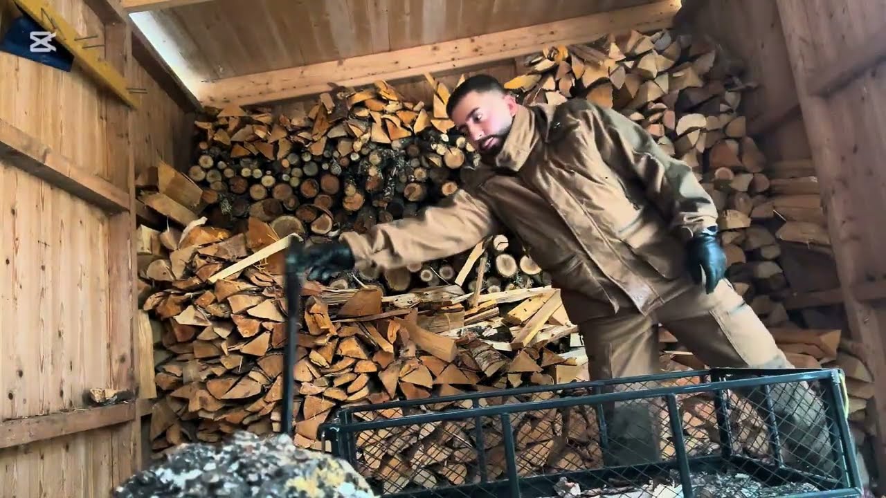 إزالة الثلج ❄️☃️وسحب الحطب🪵. روتين صباحي في السويد يرجى الإشتراك بلقناة ومشاركة الفيديو 😊!