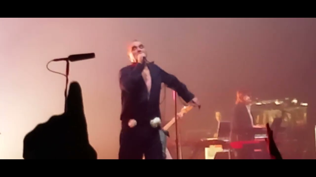 Morrissey -  How Soon Is Now ? [Zénith Lille  France 04.03.26]
