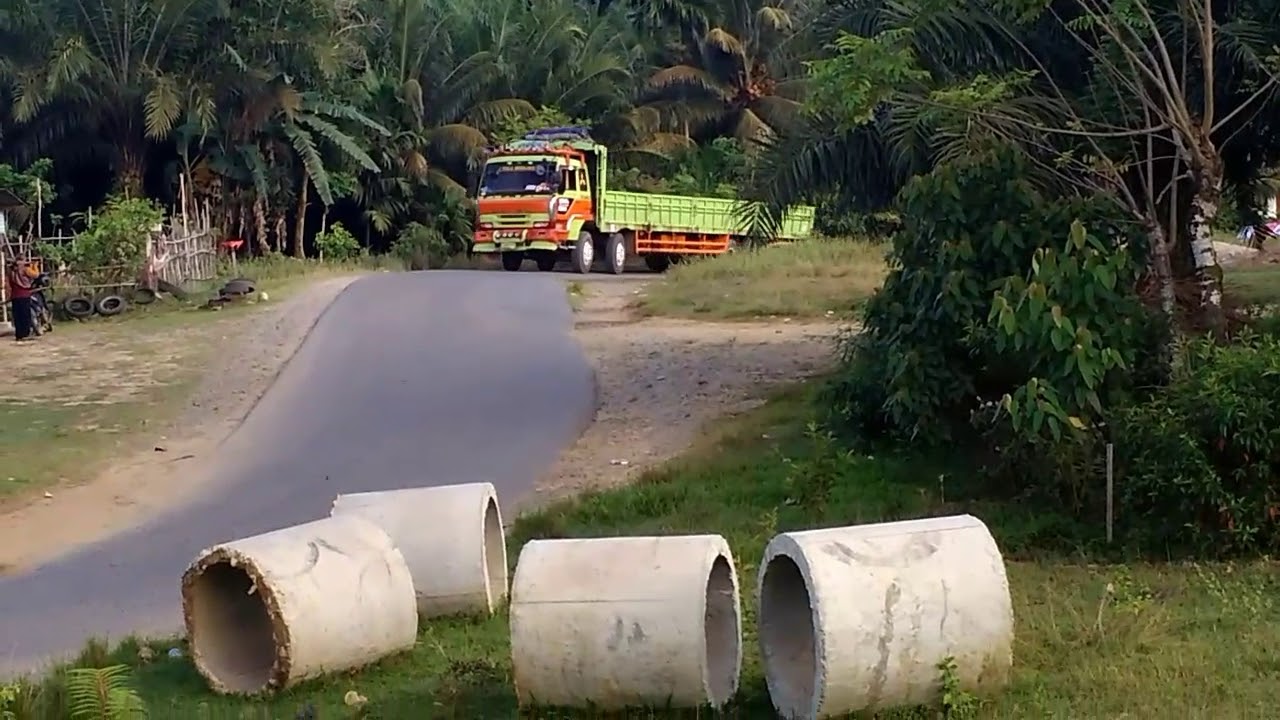 Truck Ranah Minang di lintasan Bengkulu - Padang Via mukomuko