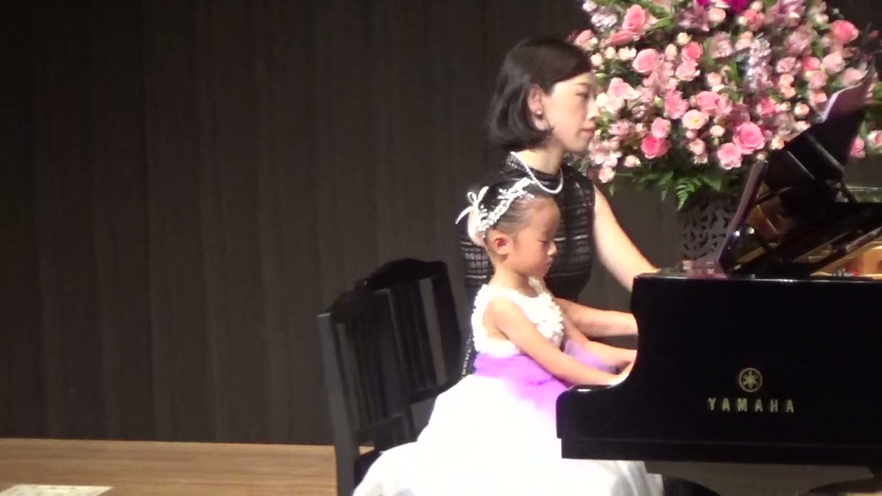 ピアノ連弾　輝く未来