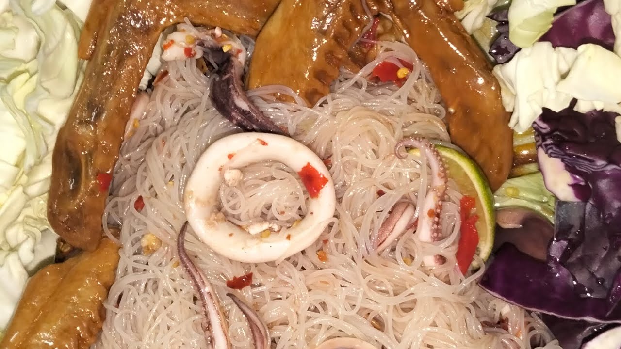 ตำซั่วข้าวปุ้นใส่ปลาหมึกกับแกล้มด้วยปีกเป็ดดองของปลาจีนน้อยแซ่บนัวเวอร์😋😋😋