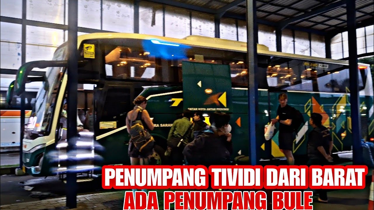 ADA PENUMPANG BULE BUS TIVIDI DARI BARAT,SEMERU ROMA TERPARKIR UNTUK ANGKATAN PAGI