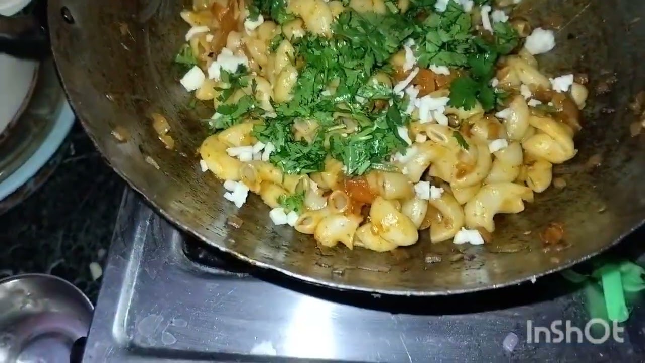 आज बनाया मैंने व्हाइट सॉस पास्ता और स्पाइसी पास्ता