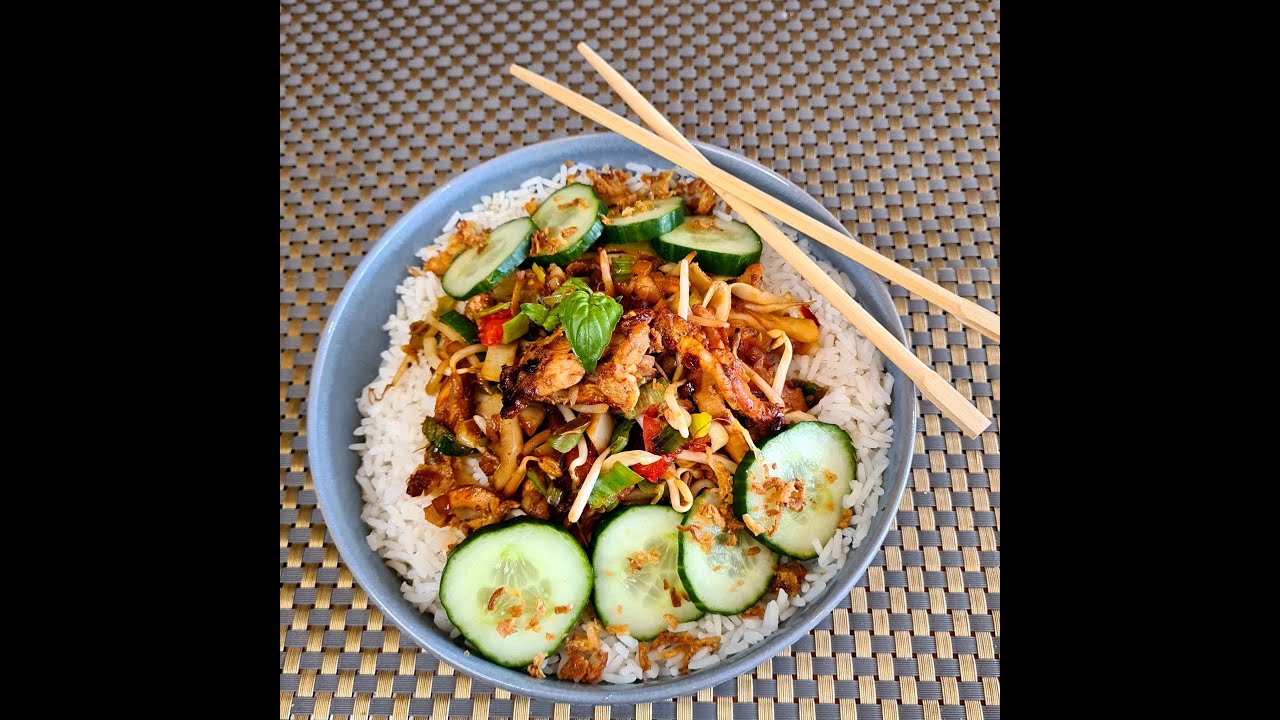 rijst bowl, met roerbak en kip in eigen gemaakte marinade