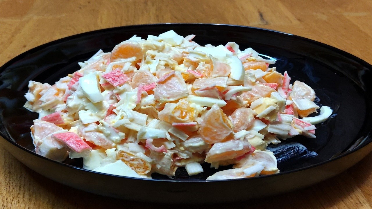 НОВИЙ САЛАТ З КРАБОВИМИ ПАЛИЧКАМИ І МАНДАРИНАМИ-НІЖНИЙ І СОКОВИТИЙ. CRAB STICKS AND MANDARINS SALAD