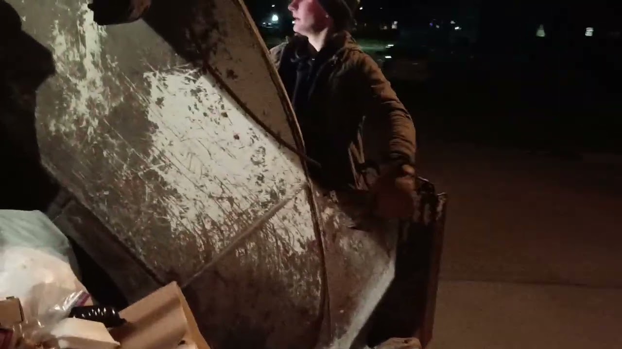 Trash Truck throwing with the home alone kid 😭