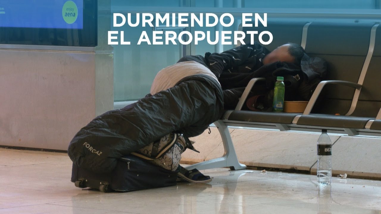 Las historias que están detrás de las personas que pasan la noche en Barajas