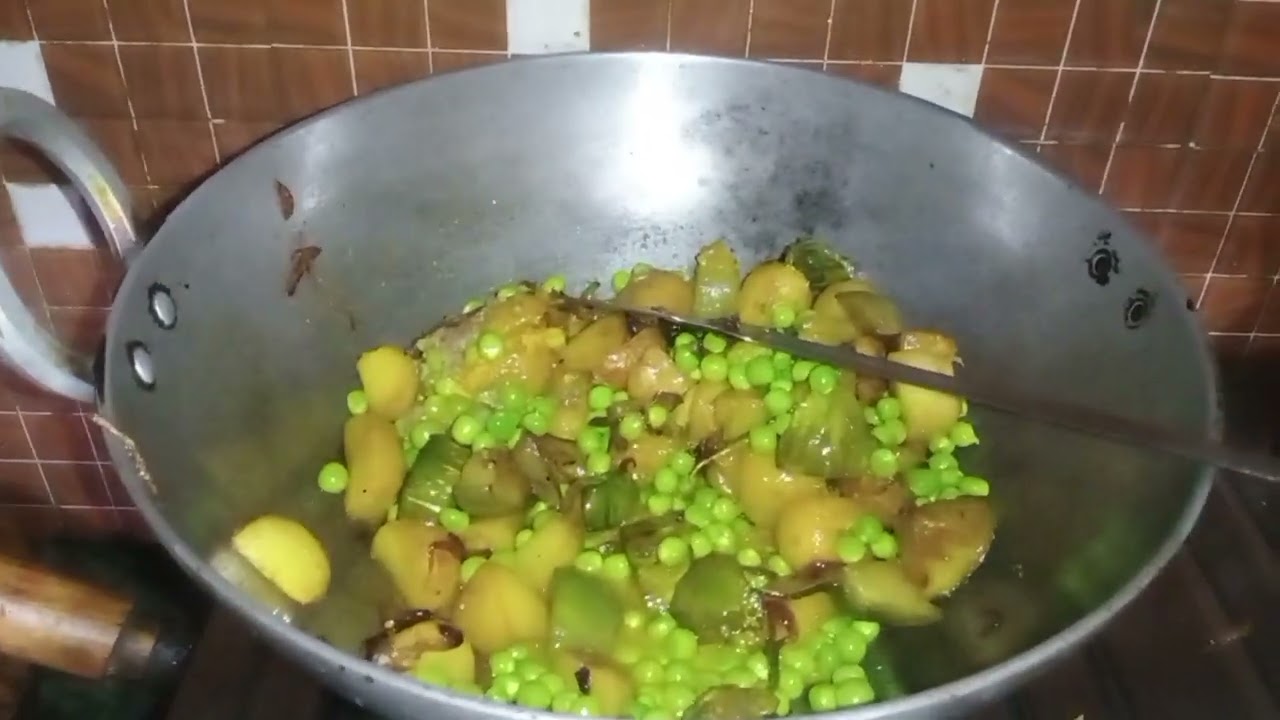 आलू फूलगोभी बैगन और मटर की मसालेदार सब्जी की रेसिपी 