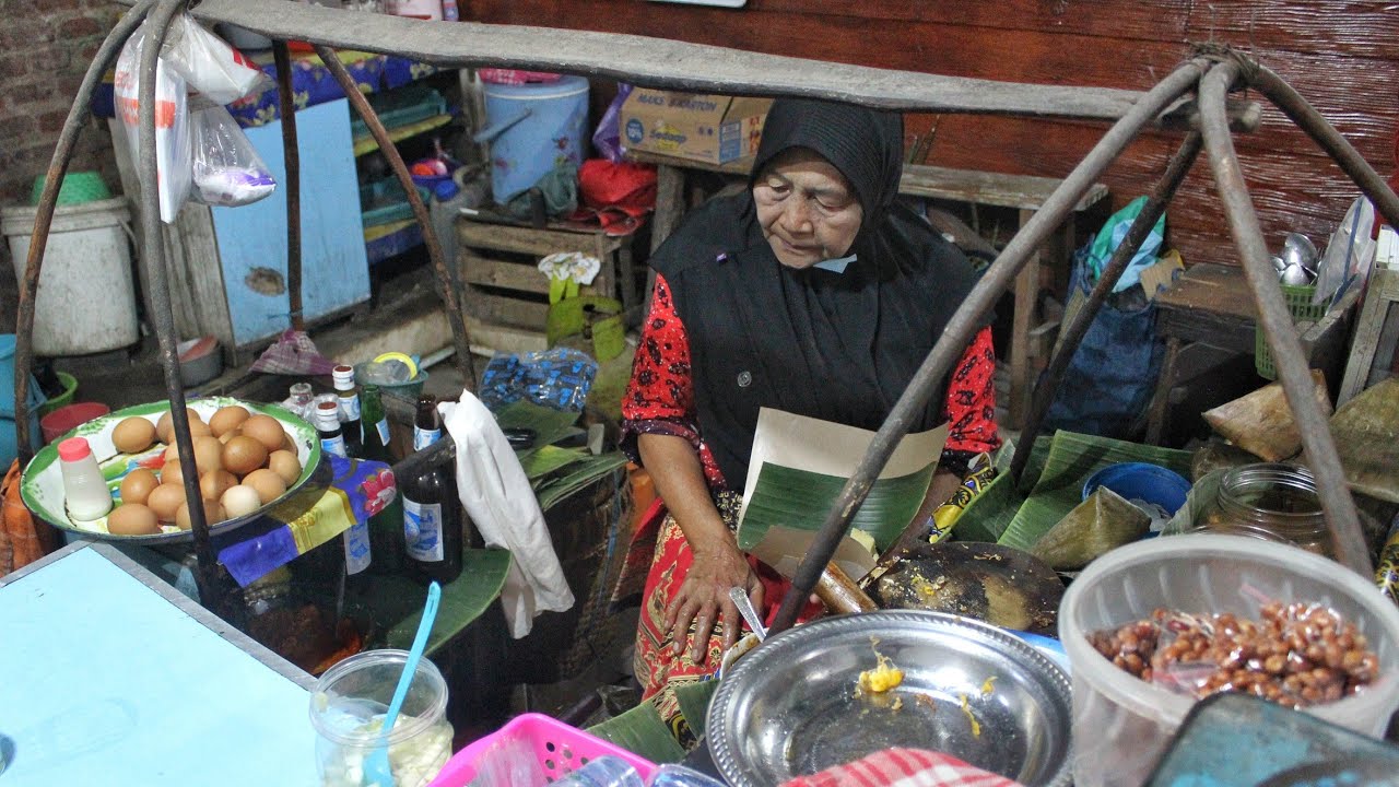 SUDAH 47 TAHUN IBU INI MENJUAL NASI TAHU TELOR di DEKAT ALUN ALUN PONOROGO